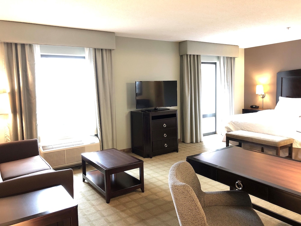 Hampton Inn Suites Detroit Canton 62/89