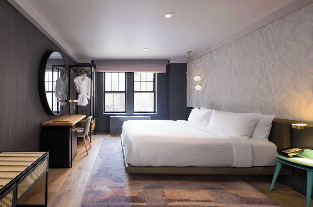 DELUXE, KING BED