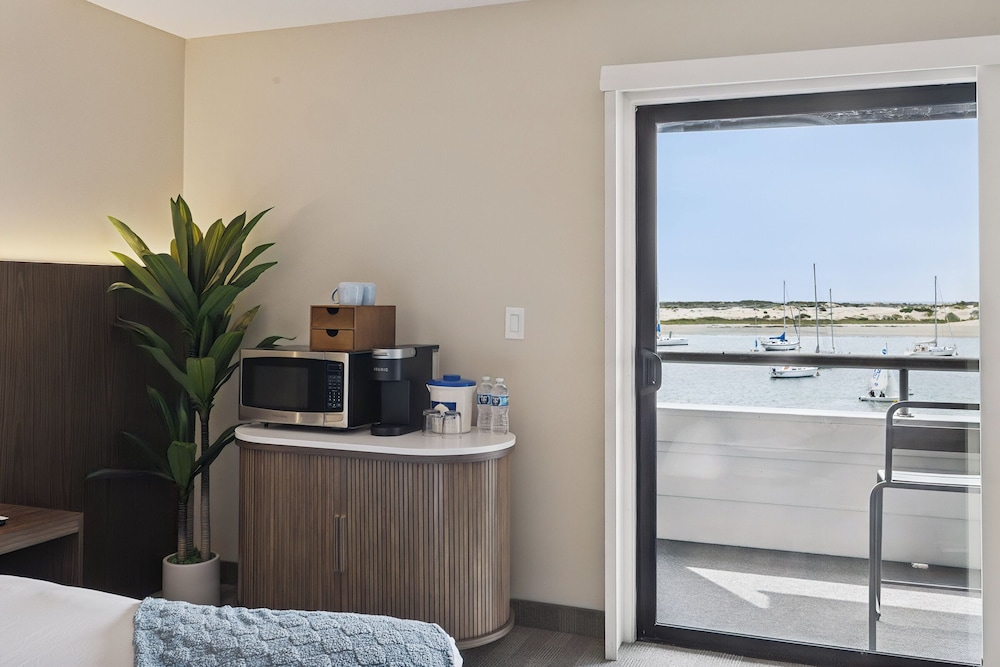 456 Embarcadero Inn Suites 12/77