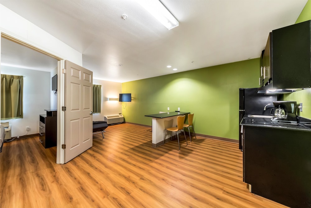 Super 8 by Wyndham Kenedy TX 19/26