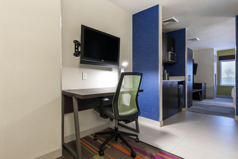 Holiday Inn Express and Suites Chicago West St Charles an IHG Hotel 55/72
