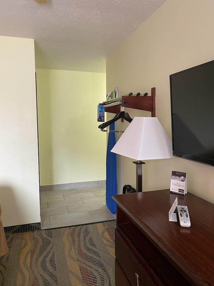 Travelodge by Wyndham La Porte/Michigan City Area 38/50