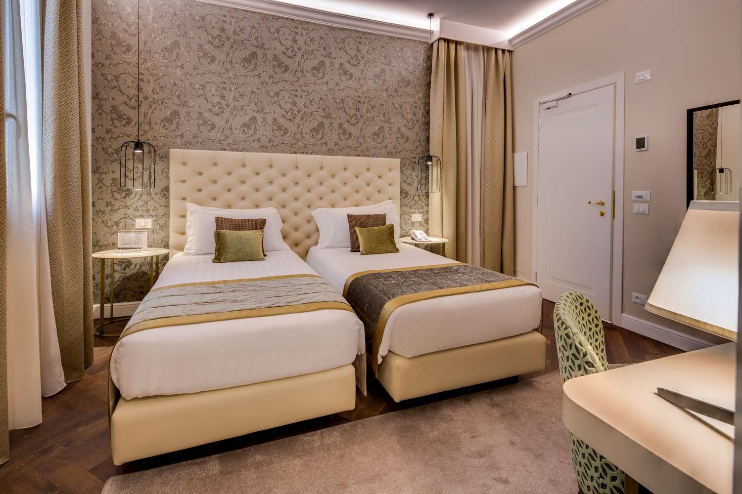 Super, Canal, Queen Bed، CHC Continental, BW Premier Collection 2/3