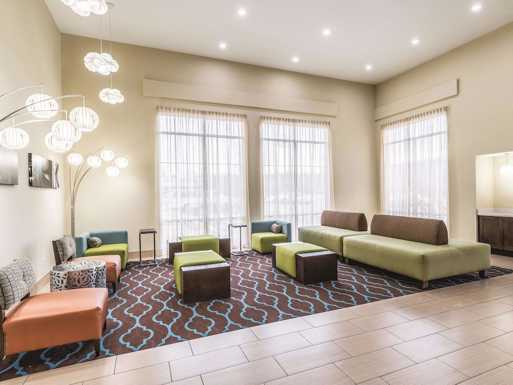 La Quinta Inn & Suites by Wyndham Knoxville Papermill 29/45