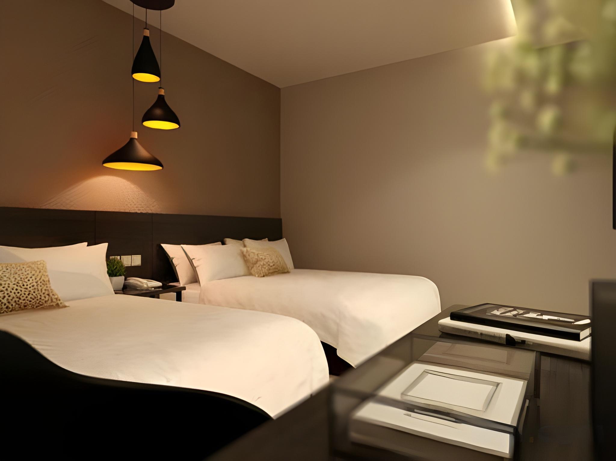 Family, King and Queen Bed, No Window