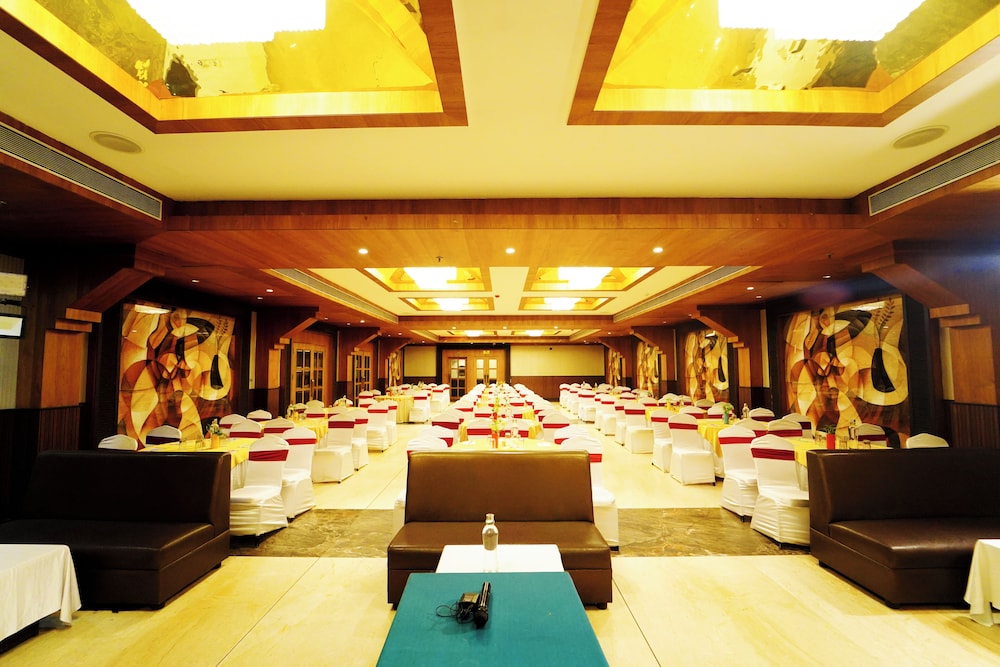 HOTEL EXCELLENCY 28/50