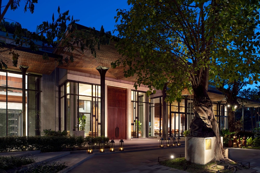 Treeline Urban Resort 2/48