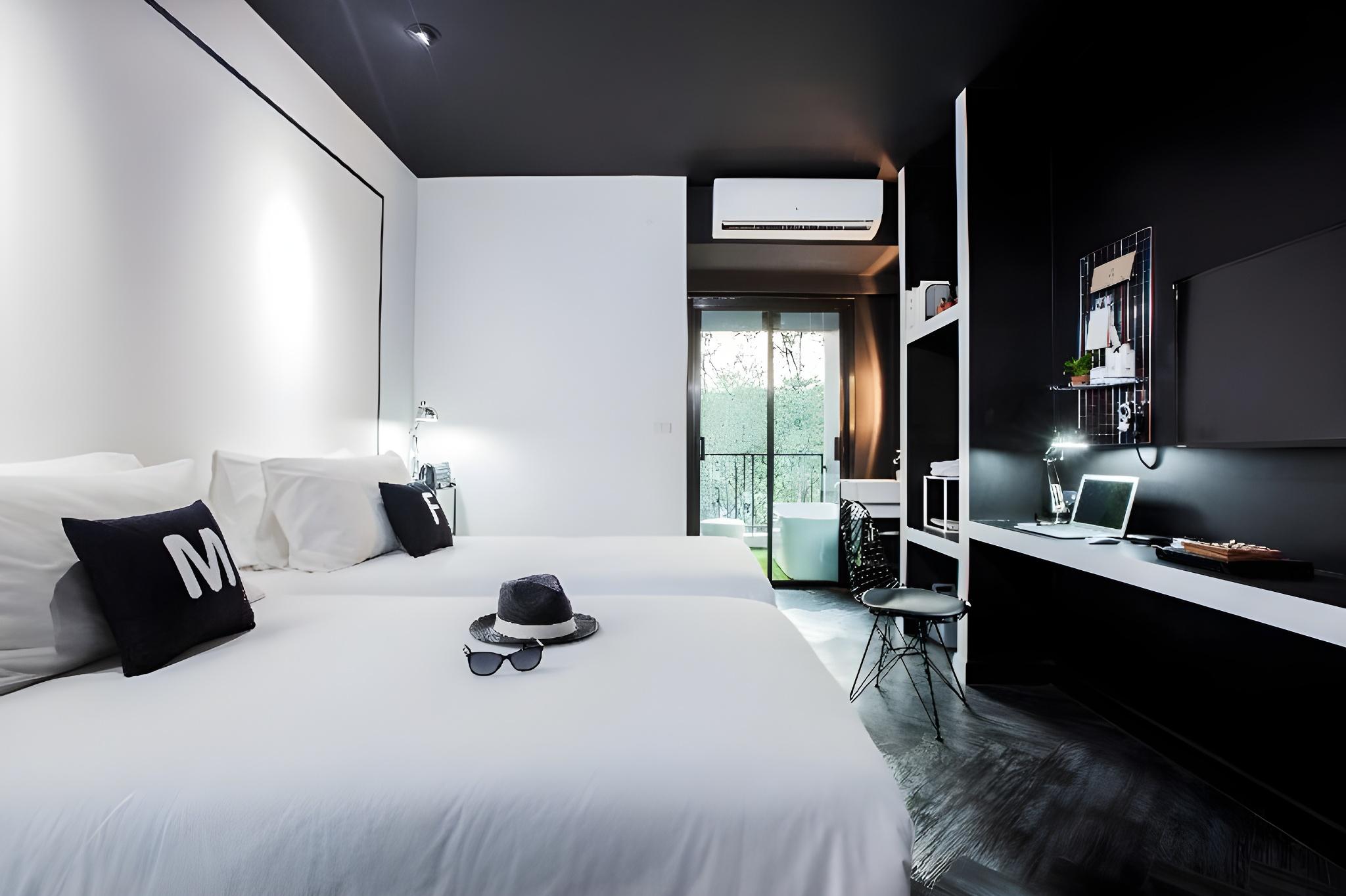 Pod, Queen Bed