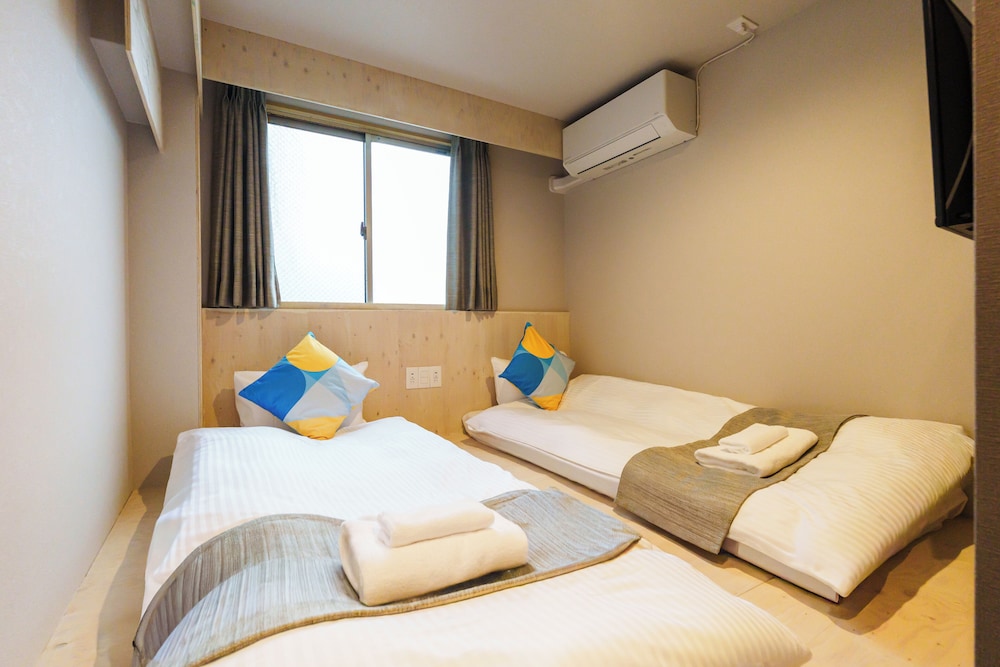 Hollywood, Twin Beds, Shared Bathroom