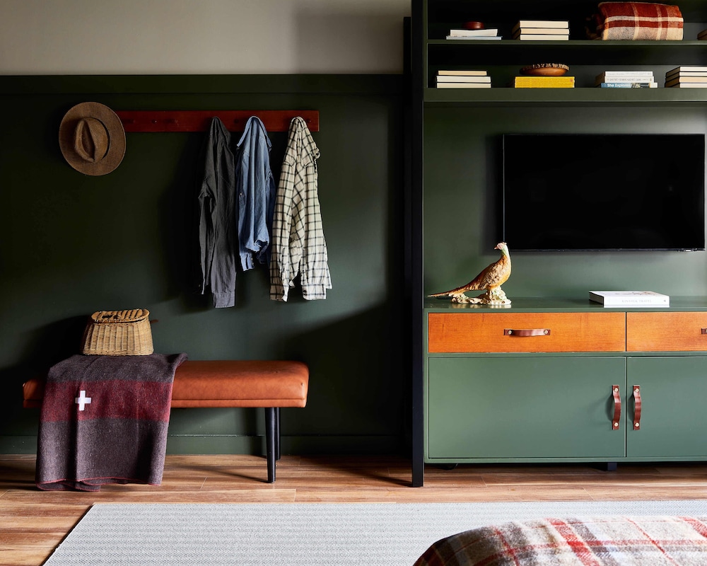Hunter Lodge, a Bluebird by Lark 5/48