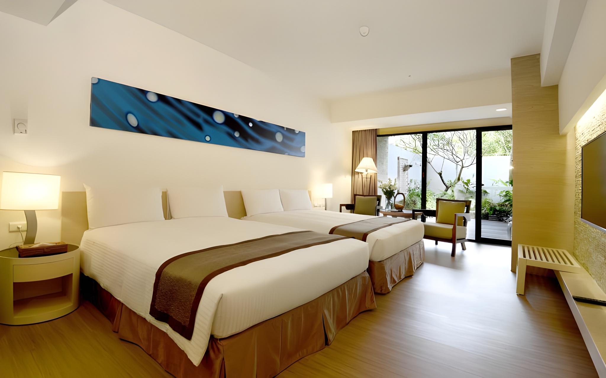 GUEST ROOM, HOT TUB