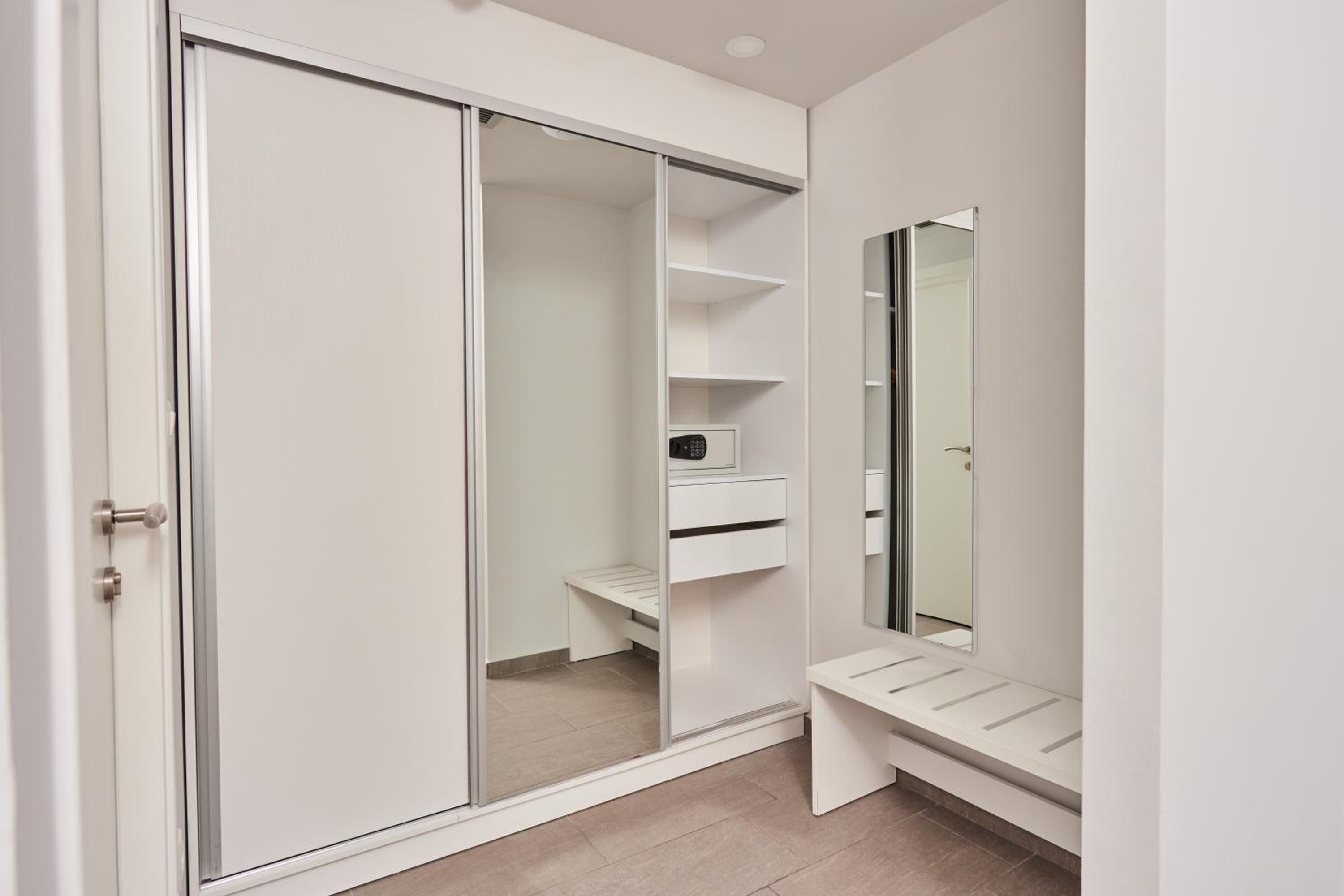 Garden, Junior Suite, Queen Bed, Sofa, Living Area 8/9