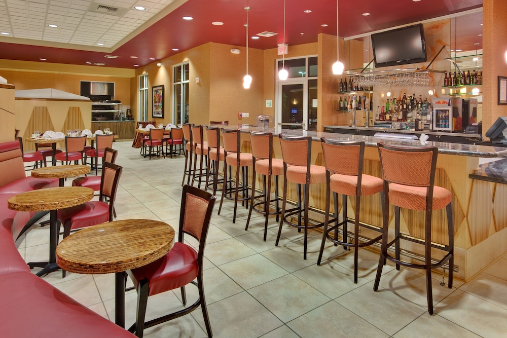 Holiday Inn Hotel Amp Suites Bakersfield North 44/57