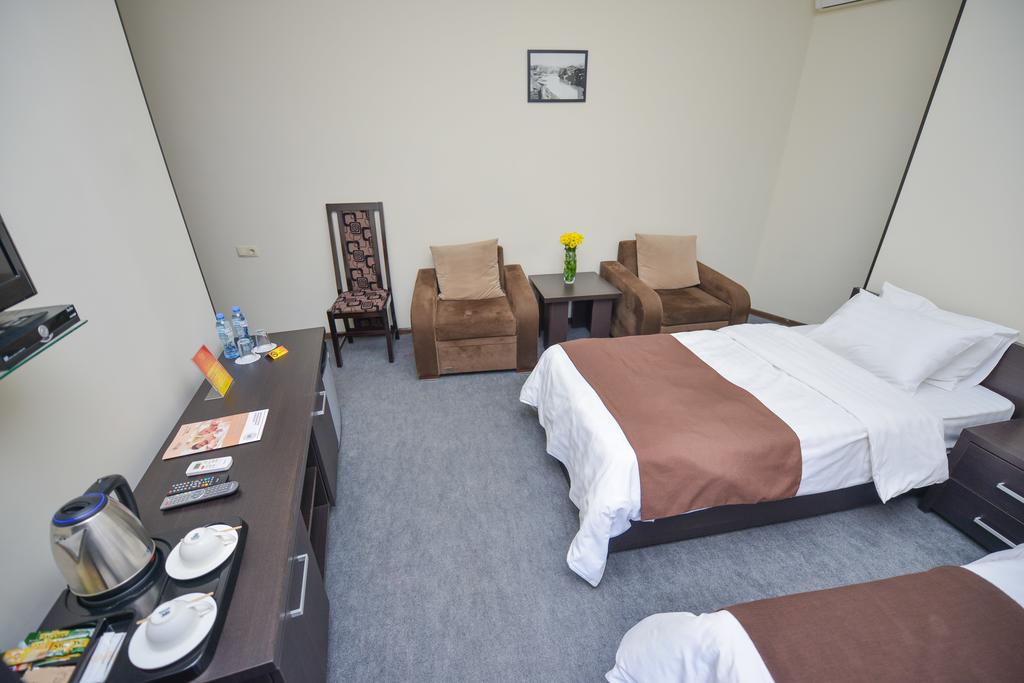 غرفة بسرير مزدوج أو سريرين منفصلين بشرفة، City Inn Tbilisi 5/8