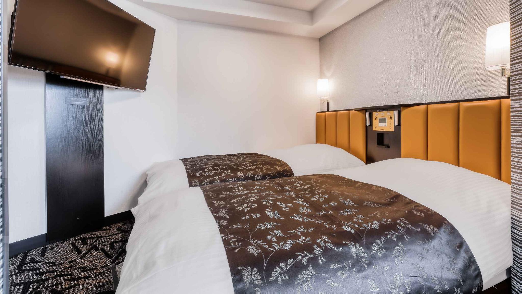 Compact, Standard, Twin Beds, Corner
