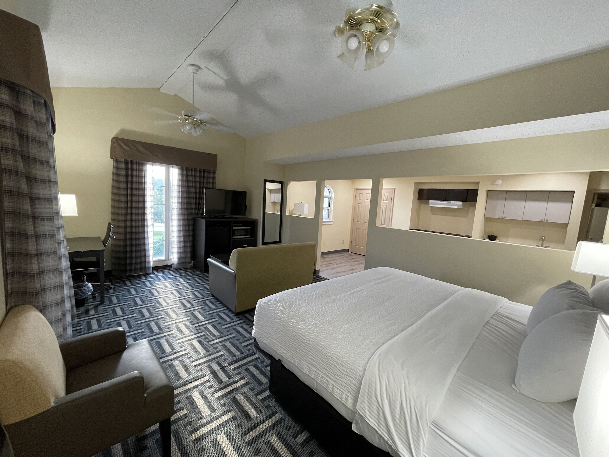 Efficiency, Suite, King Bed