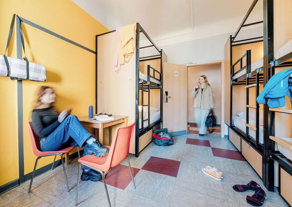 Three Little Pigs Hostel 28/44