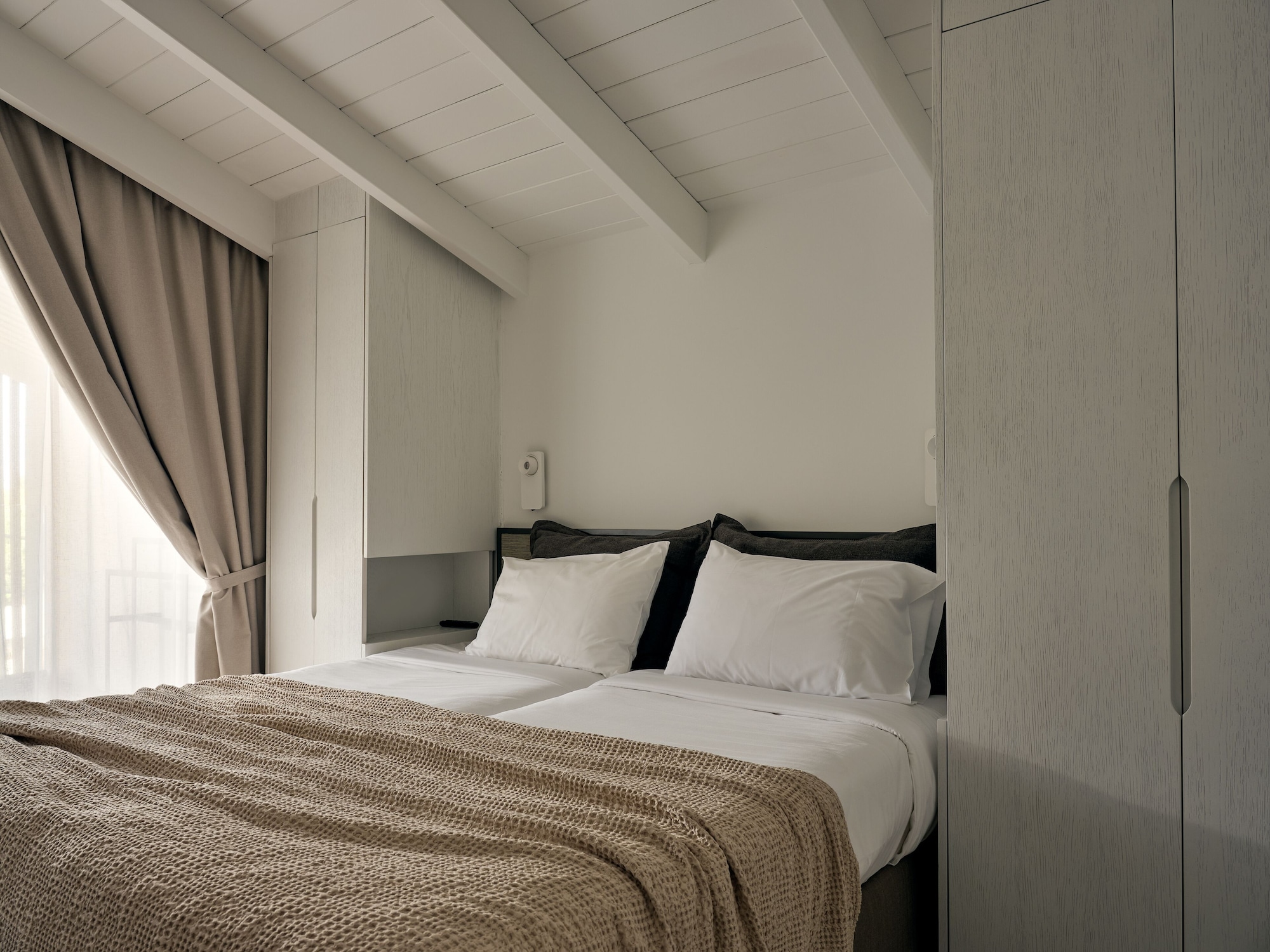 EXECUTIVE, DOUBLE BED