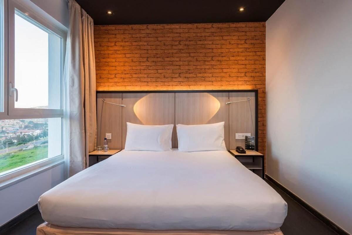 SUITE, KING BED