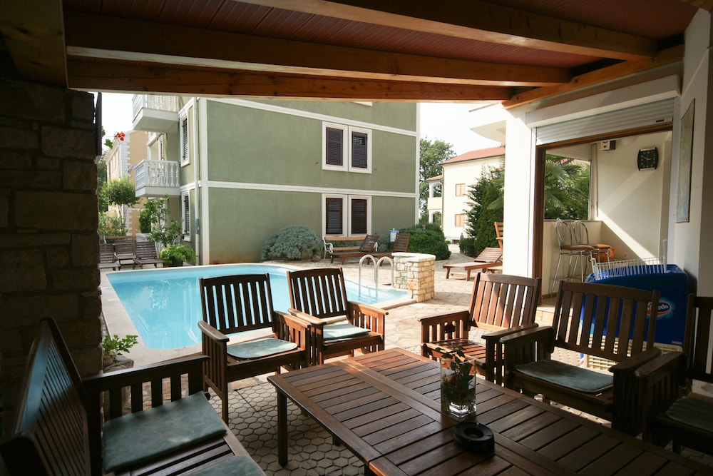 APARTMENTS AND ROOMS DEGRA 26/49
