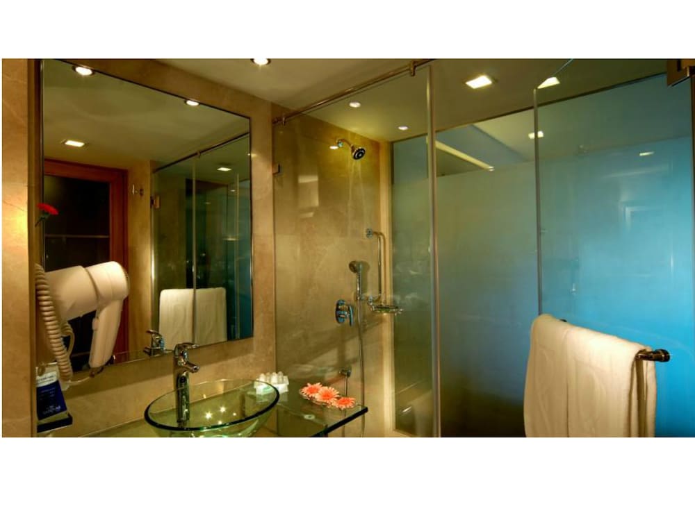 Radisson Mumbai Goregaon 27/75