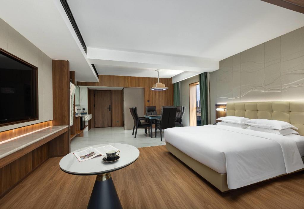 Mahjong, King Bed, Smoking