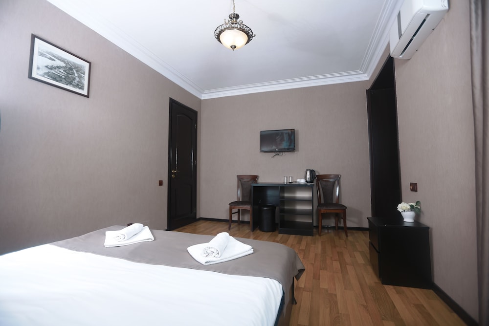 DELUXE, DOUBLE OR TWIN BED, CITY VIEW