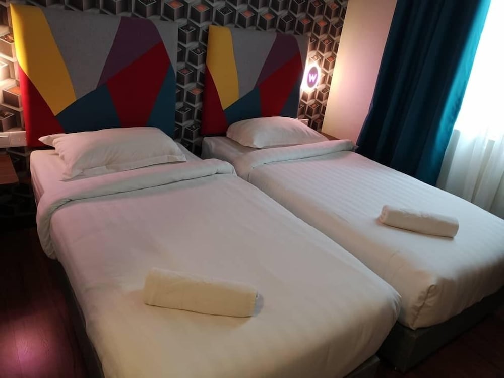 W Hotel Cemerlang 12/37