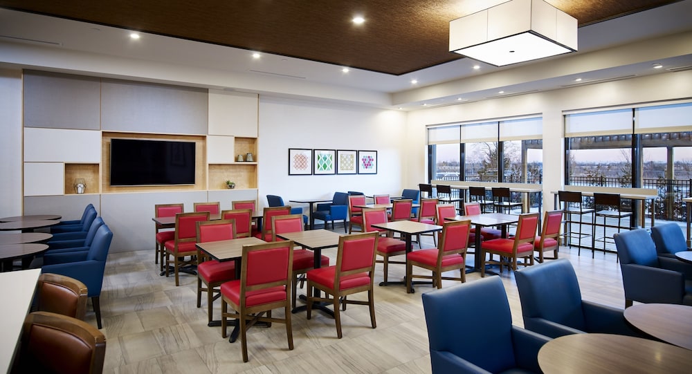 Holiday Inn Express And Suites Brantford 45/66