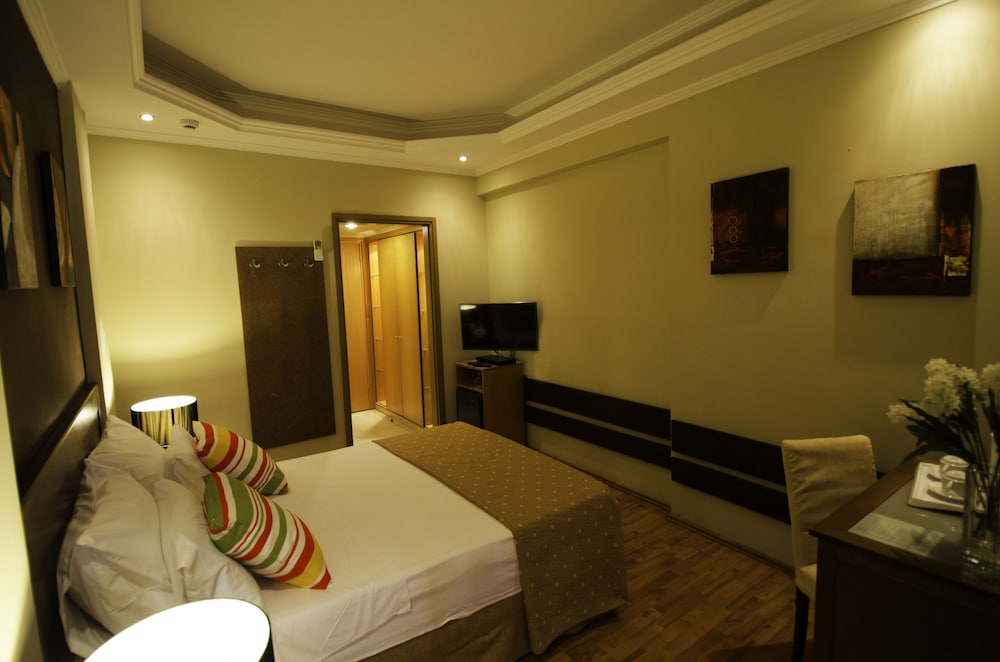 LYDIA HOTEL 33/82