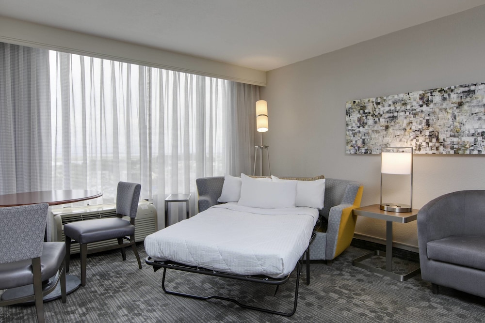 COURTYARD BY MARRIOTT LOGAN AIRPORT 9/49
