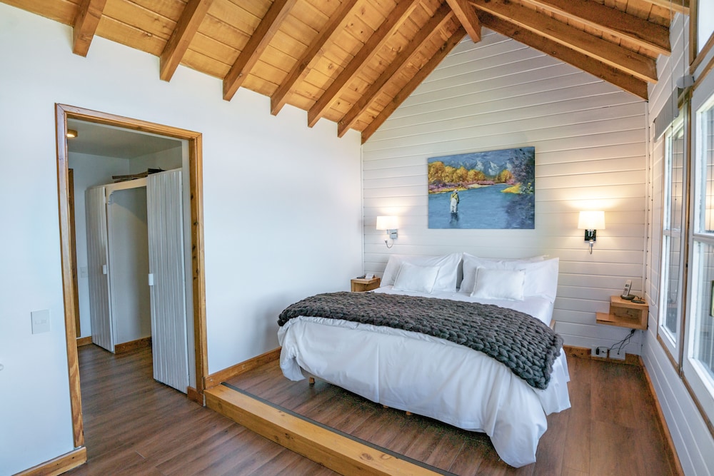 Atelier, Queen Bed, Lake View