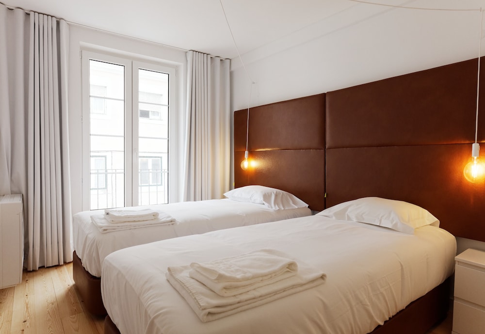 3 BEDROOMS, CITY, APARTMENT, KITCHENETTE