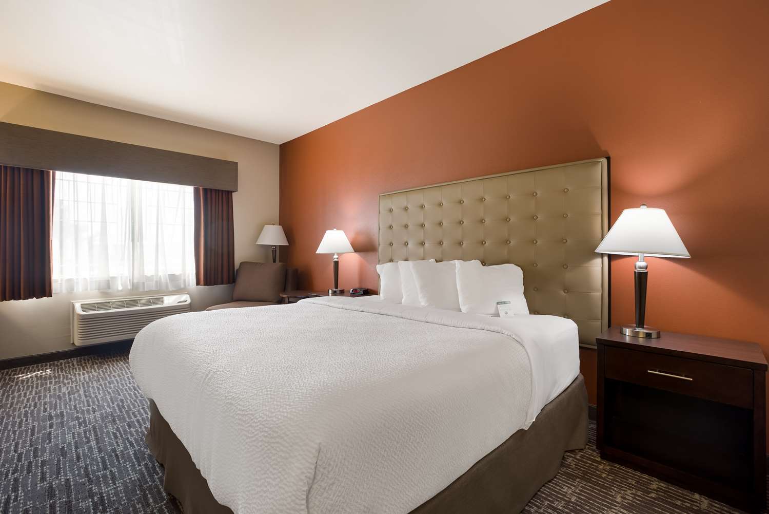 غرفة بسرير كينج يُسمح فيها بالحيوانات الأليفة، Best Western Northwest Lodge 2/4