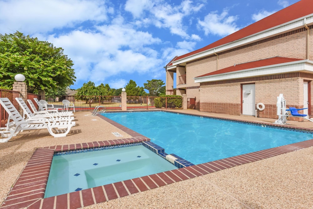 Days Inn By Wyndham Granbury 10/49