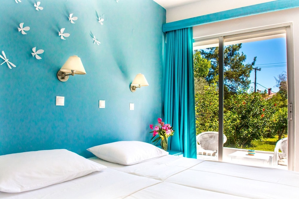 PINE TREES ART HOTEL 26/50