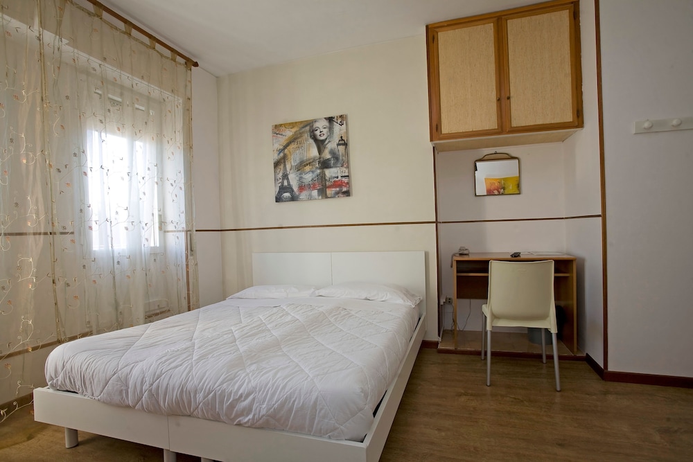 ROOM, DOUBLE BED