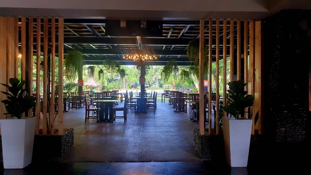 Basaya Beach Hotel And Resort 4/63