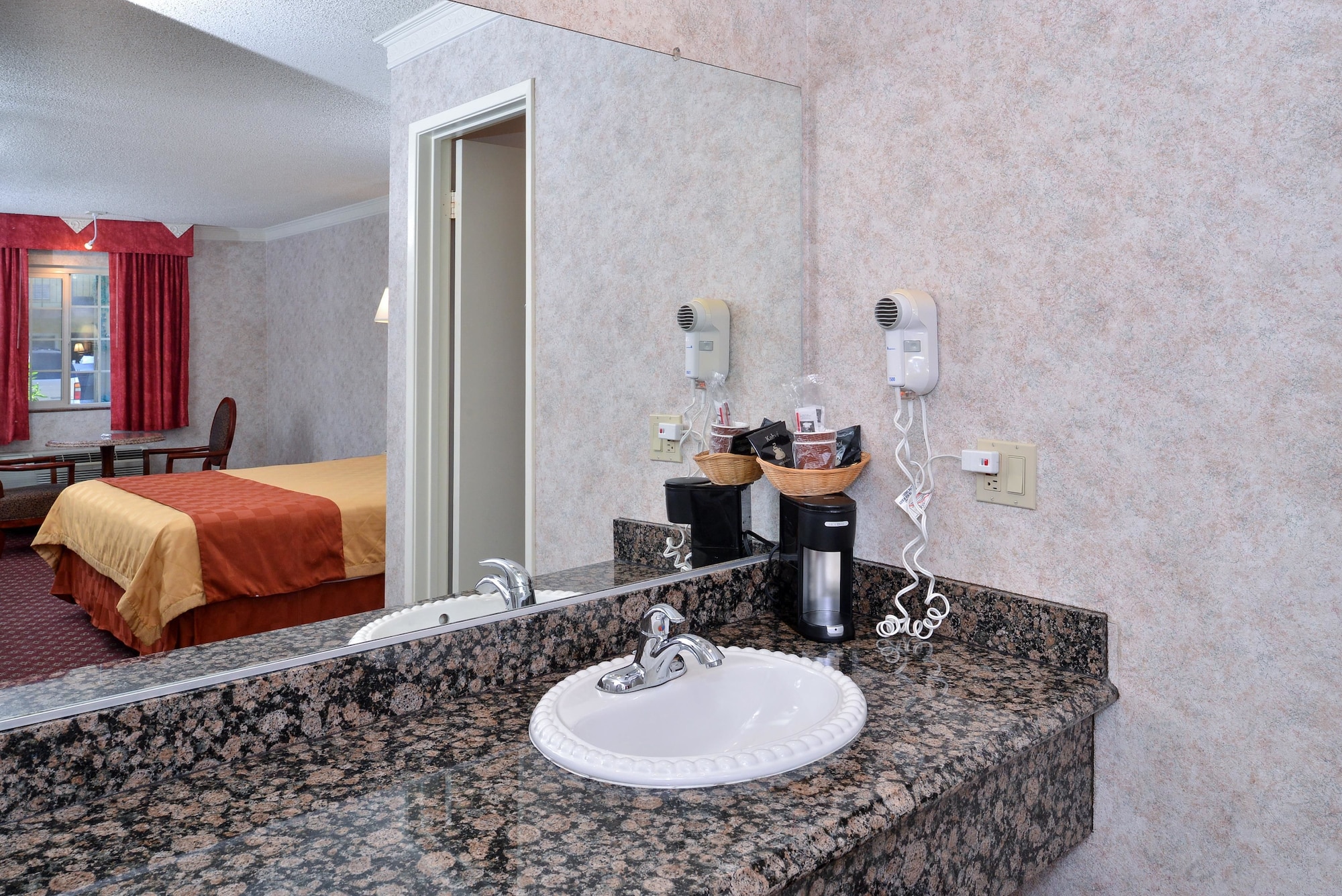 جناح بسرير كينج للمدخنين، Americas Best Value Inn & Suites Fontana 3/3