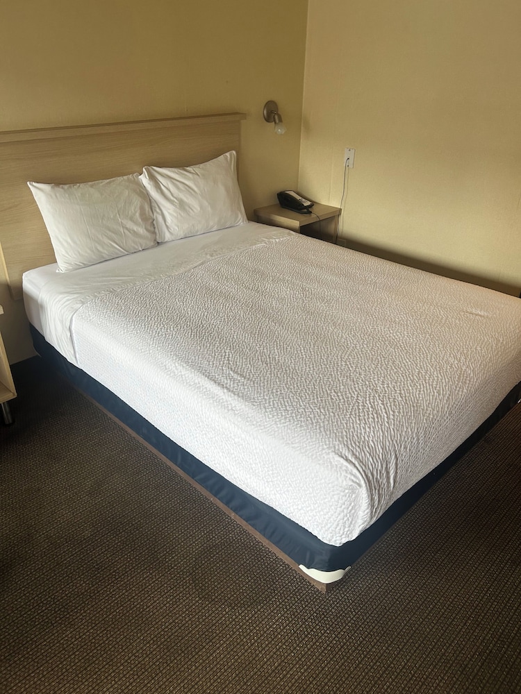 Room, Queen Bed, Building B