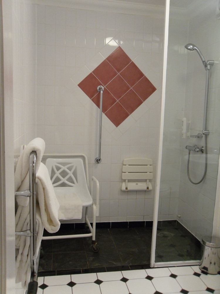 Holiday Inn Manchester West 24/74