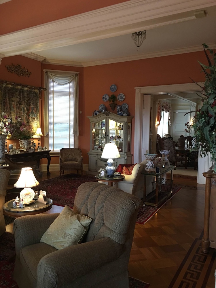 Burke Mansion 24/43