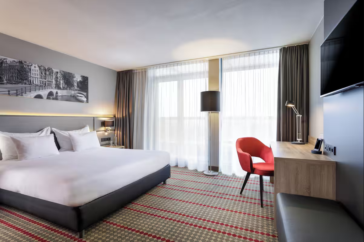 DELUXE, KING BED