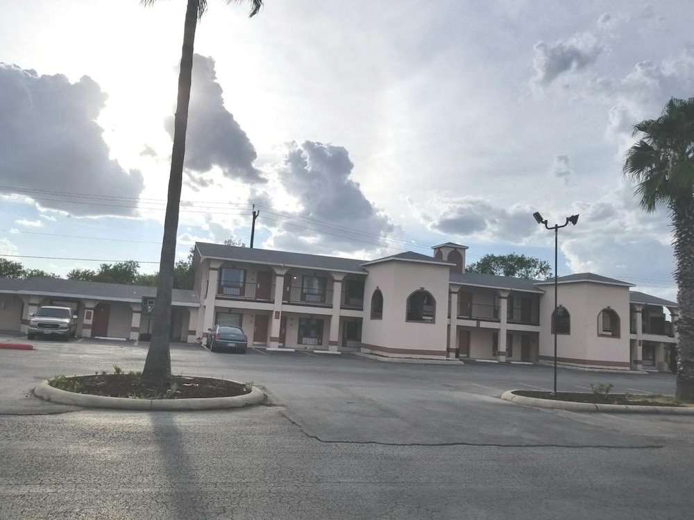 Econo Inn Lackland AFB Seaworld photo4