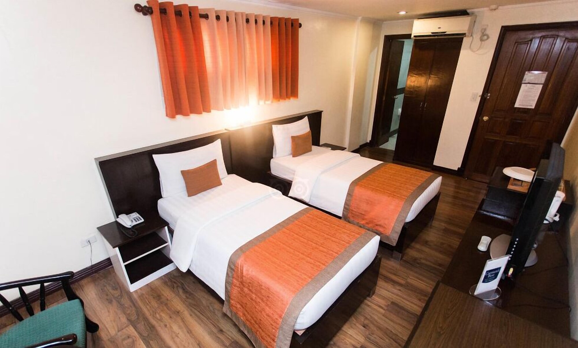 DELUXE, TWIN BEDS