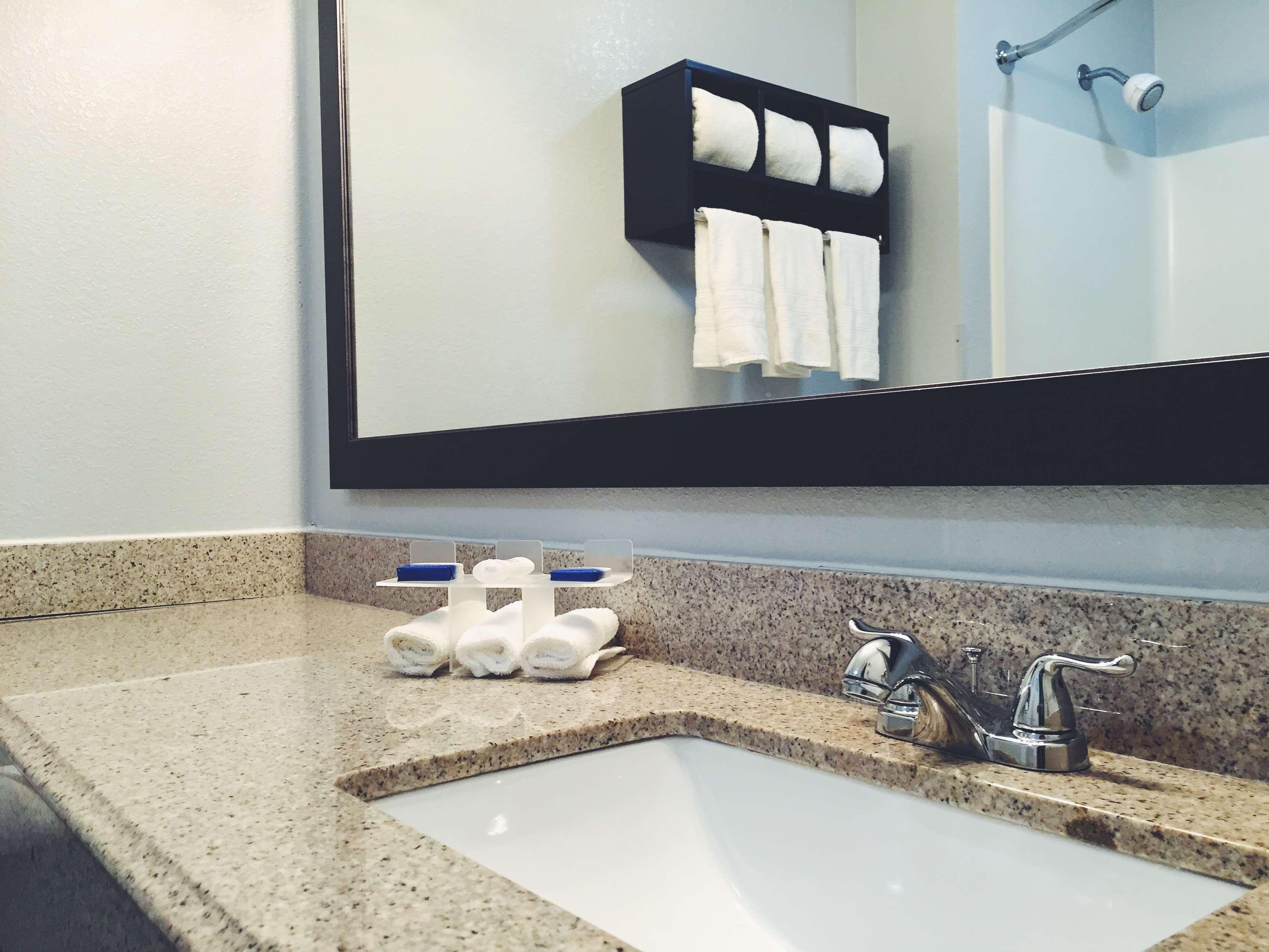 غرفة بسرير كينج، Best Western Executive Inn Mount Gilead 4/4