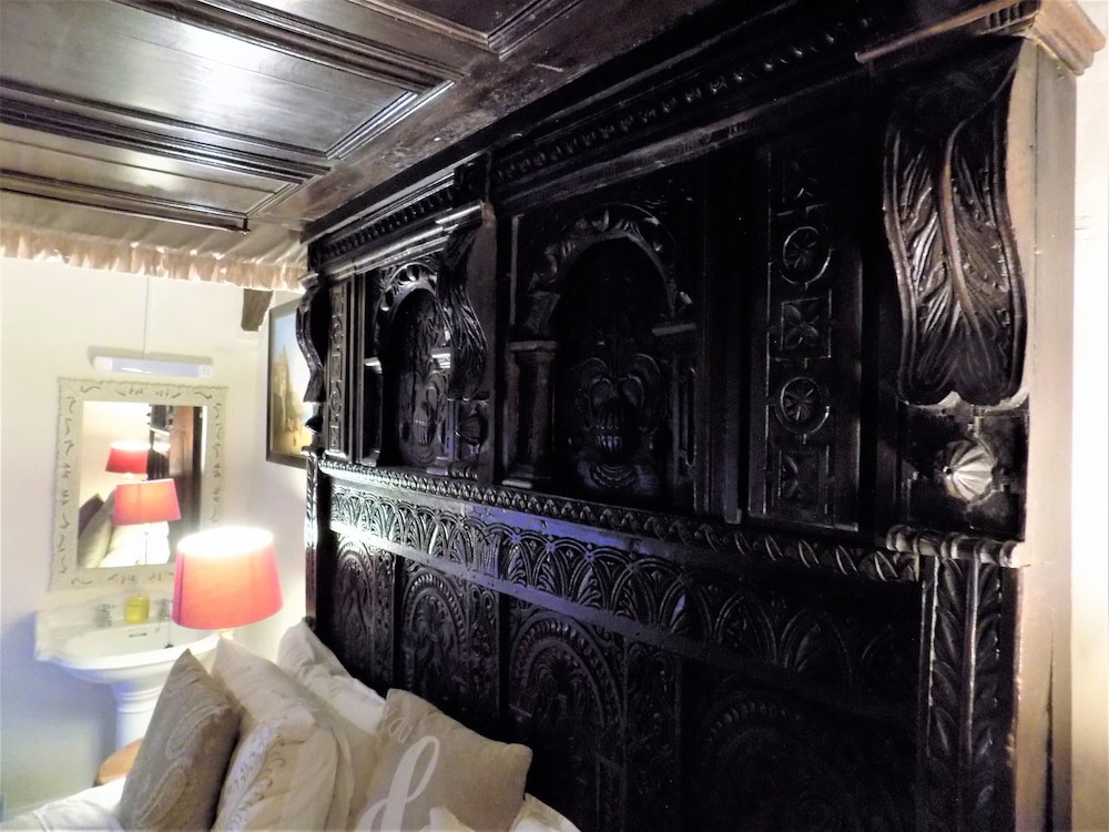 Bickleigh Castle Hotel - Castle 46/64