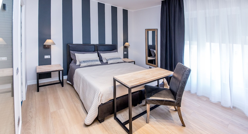 Suite 136 Luxury Rooms 13/50