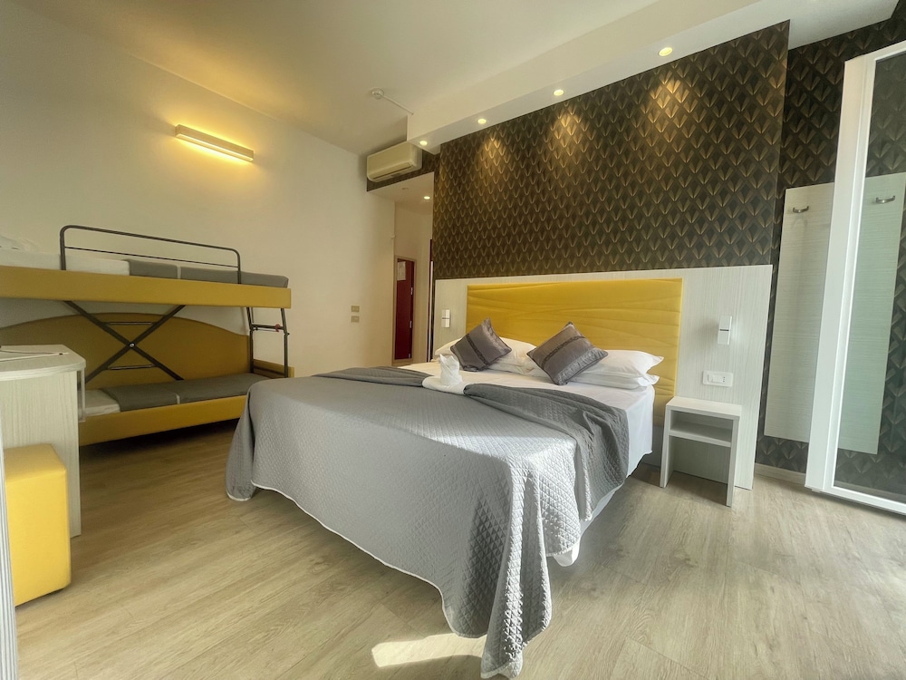 Hotel Eiffel 10/50