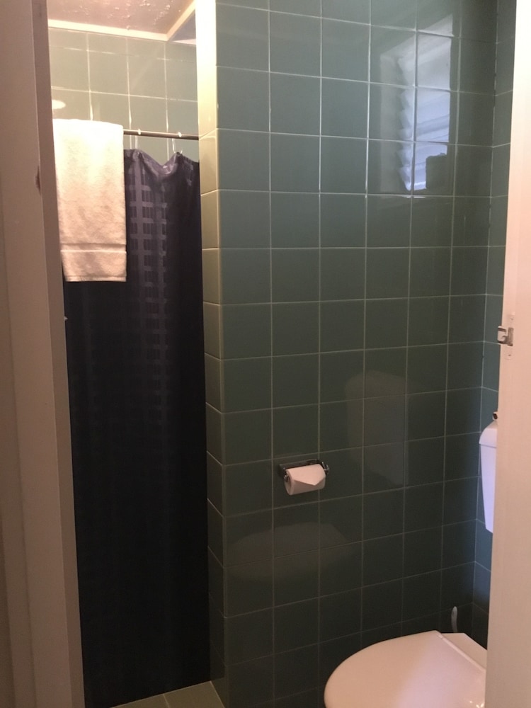 Kooyong Hotel 24/25